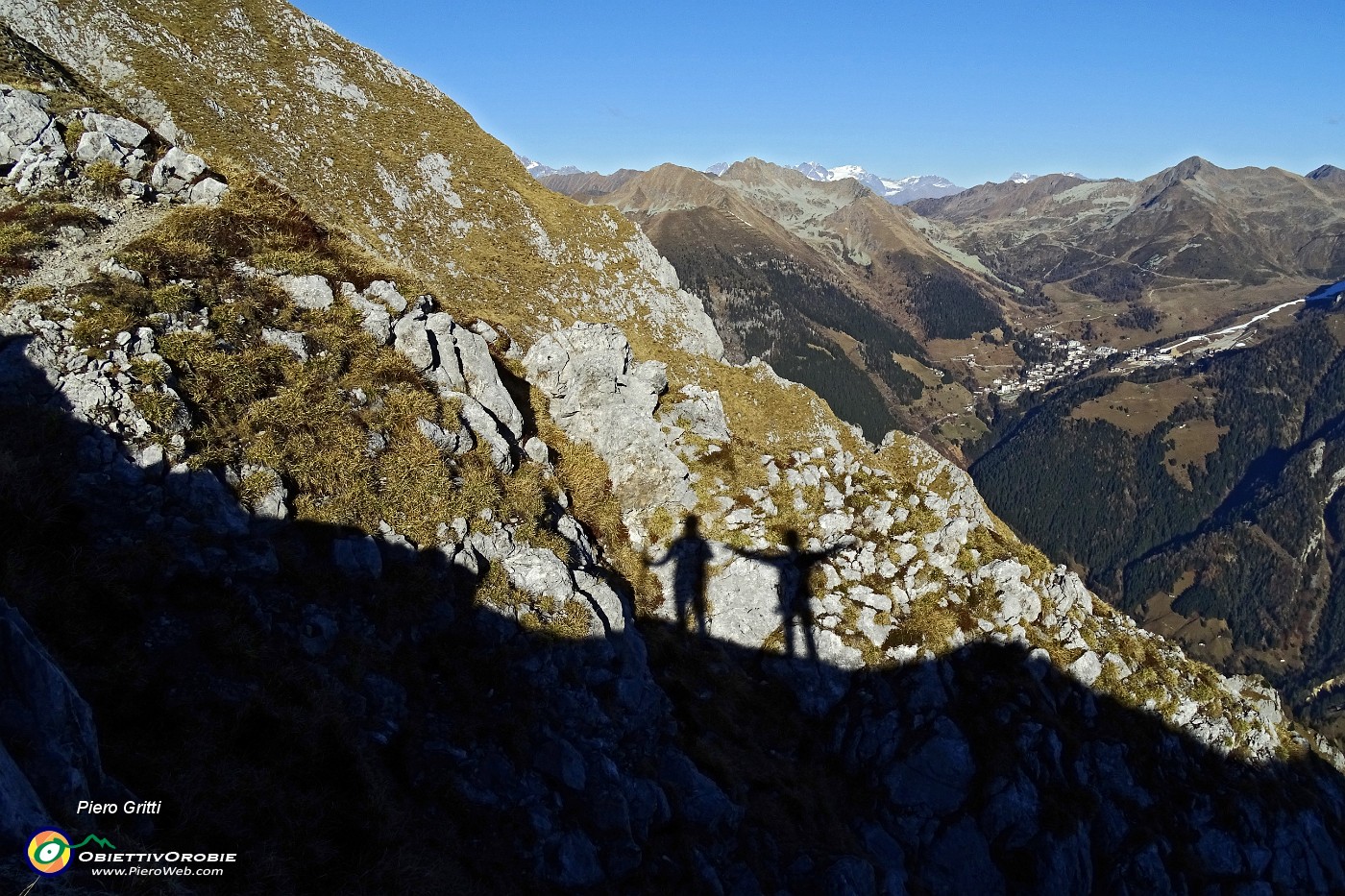 58 Le nostre ombre ci seguono....JPG -                                